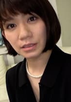 喪服姿の清楚な未亡人。夫の三周忌に夫の兄から迫られ久々のキスに理性を失い喪服を脱いでイキまくる。